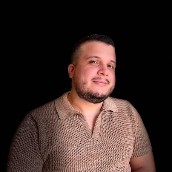 Isaac Serrano profile picture looking at the camera